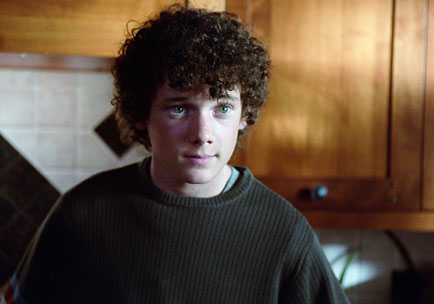 Anton Yelchin dans Huff